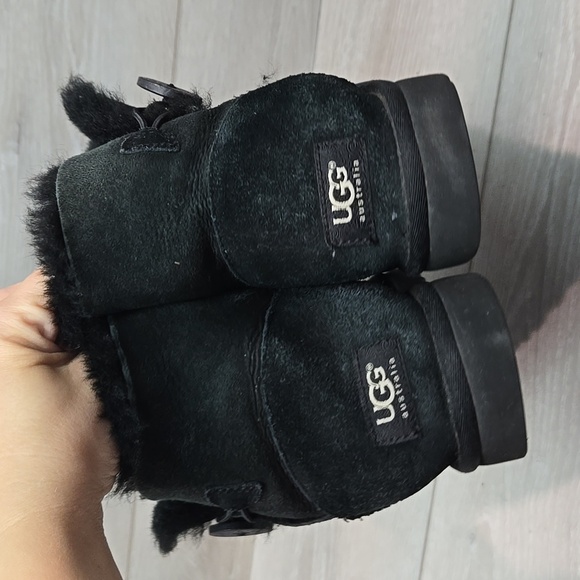 Ugg Australia Women's 3352 Button Black Suede Sheepskin Ankle Boots Shoes Sz 9 - Picture 6 of 11